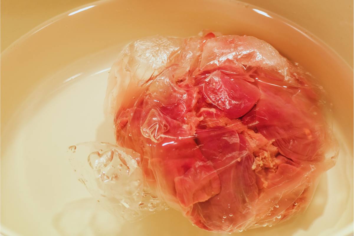 Hai sempre scongelato la carne così ma rischi il pronto soccorso