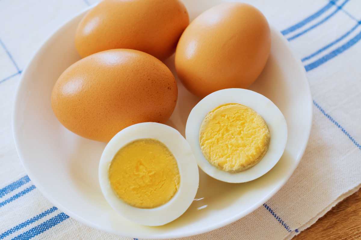 Come cuocere le uova senza romperle