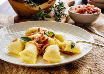 Gnocchi con taleggio speck e noci