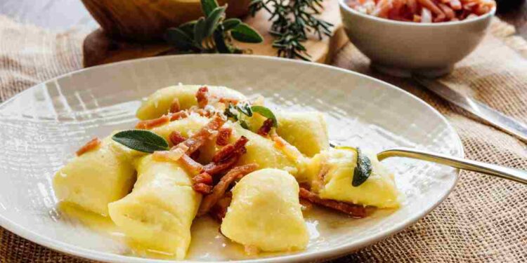 Gnocchi con taleggio speck e noci