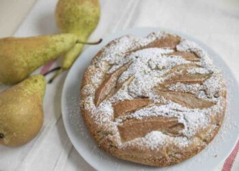 Tra le proposte più apprezzate in cucina, la torta alle pere si conferma un classico intramontabile, capace di unire semplicità e gusto in un equilibrio perfetto.