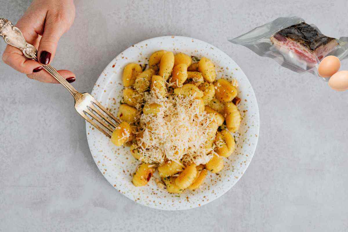 La carbonara reinventata con gli gnocchi è divina: il segreto