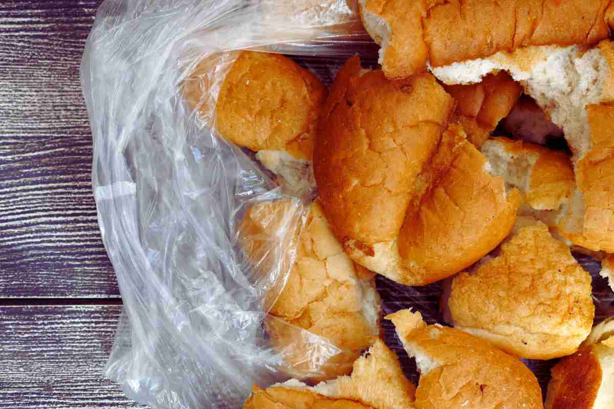 Pane indurito, il metodo della carta assorbente per farlo tornare come prima