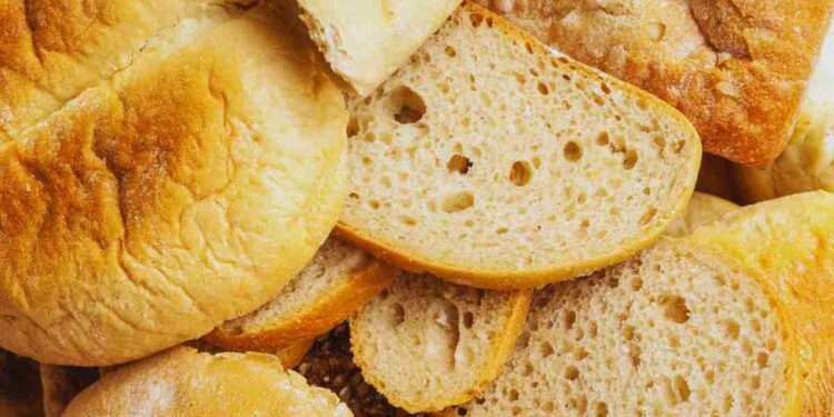 Pane indurito, il metodo della carta assorbente per farlo tornare come prima