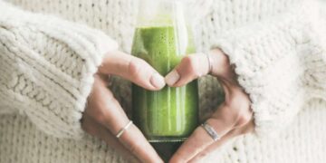 Tra le varie proposte, spiccano le zuppe detox, un’opzione gustosa e salutare che promette di sgonfiare in soli sette giorni