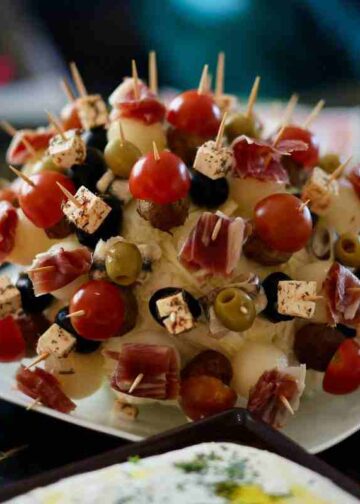 spiedini olive e pasta sfoglia aperitivo santo stefano