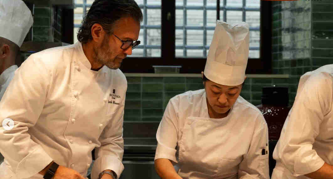 Carlo Cracco nella cucina del Viride a Roma