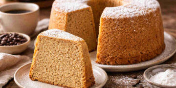Primo piano di una torta Chiffon cake al caffè
