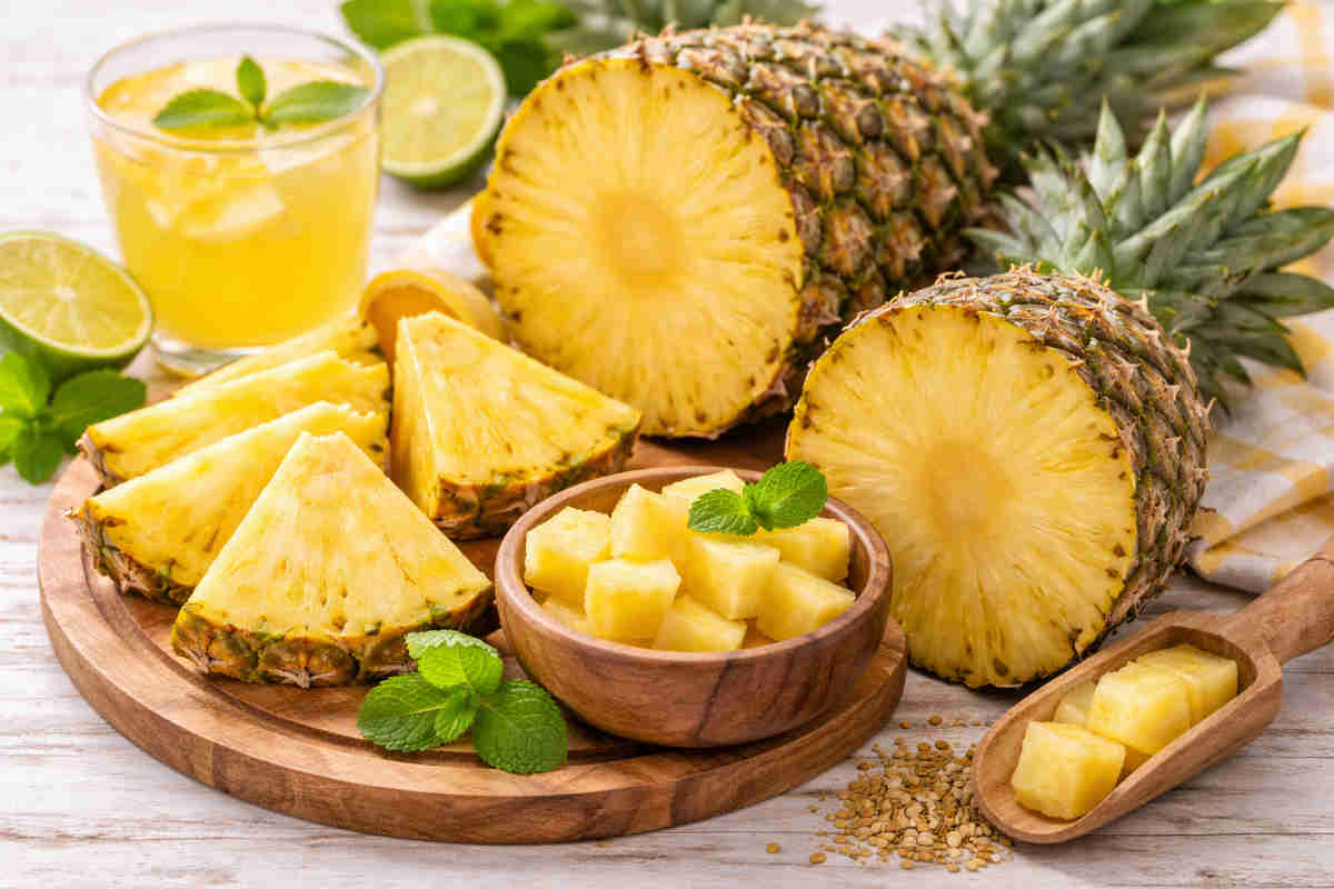 Ananas per sgonfiare la pancia su tavolo di legno