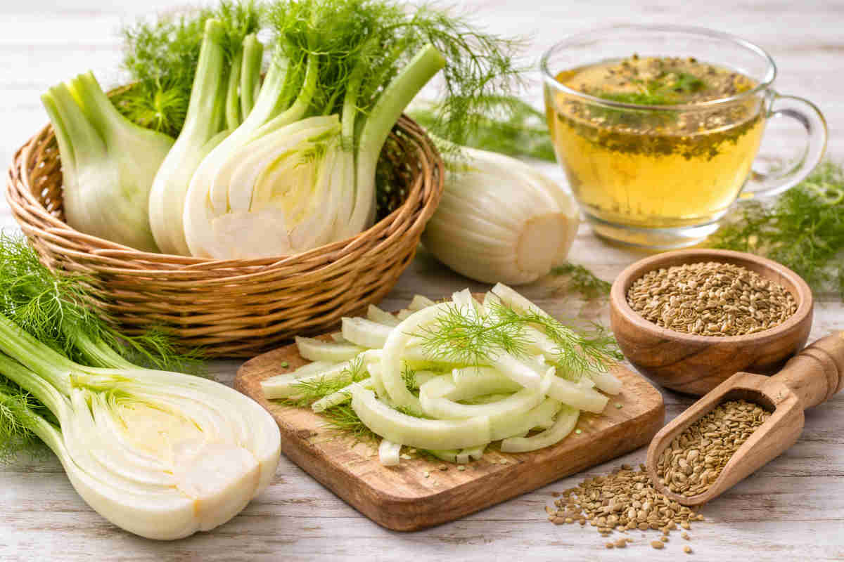 Finocchio per sgonfiare la pancia su tavolo di legno