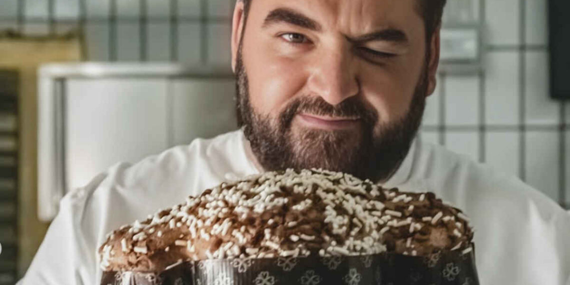 Chef Cannavacciuolo con in mano una sua colomba pasquale