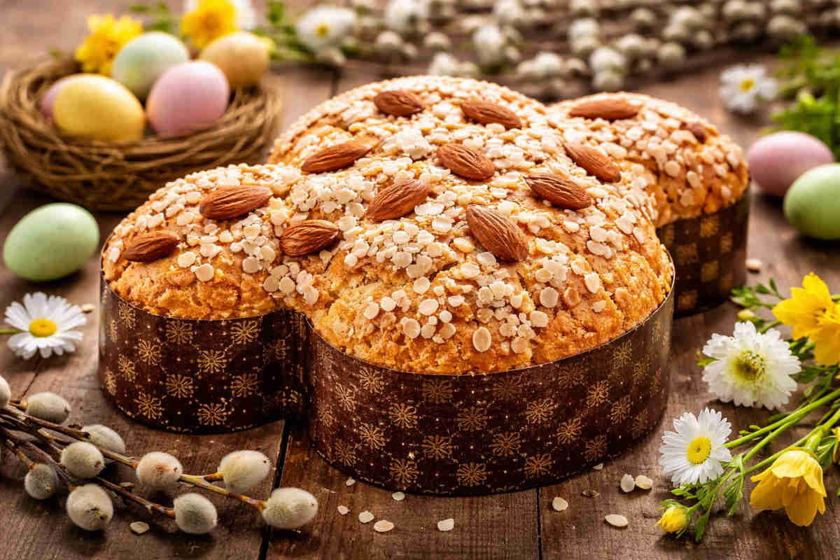 Colomba pasquale su tavolo di legno con decorazioni attorno