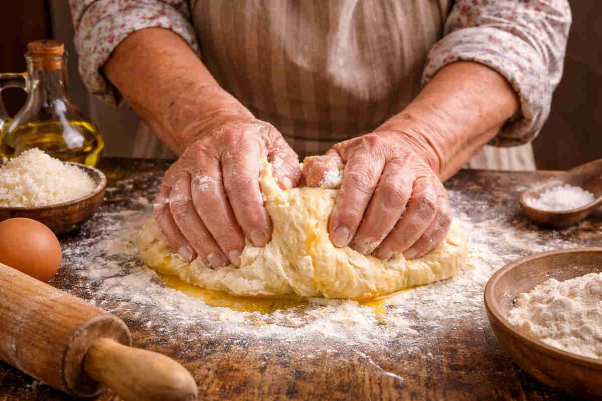 Signora anziana che impasta dei fiadoni abruzzesi