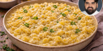 Pasta patate provola di Antonino Cannavacciuolo in una padella di acciaio