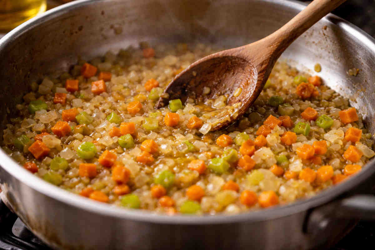 Soffritto in cipolla, carota e sedano per il ragù di carne classico