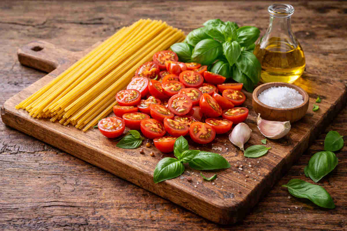 Ingredienti per preparare gli Spaghetti Don Alfonso su tagliere di legno