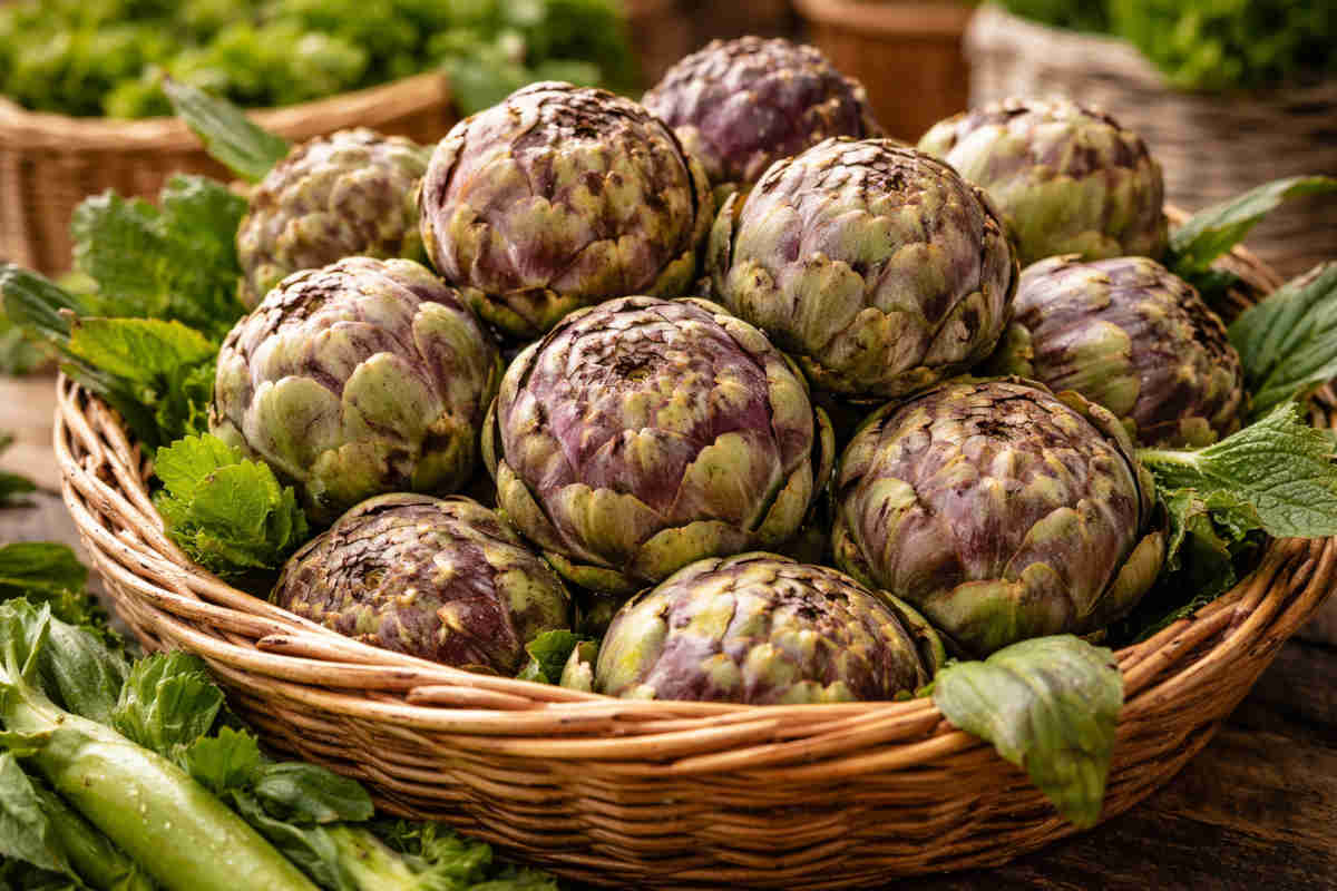 Carciofi romaneschi in una cesta di vimini