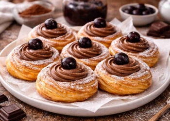 Zeppole San Giuseppe al cioccolato su piatto da portata