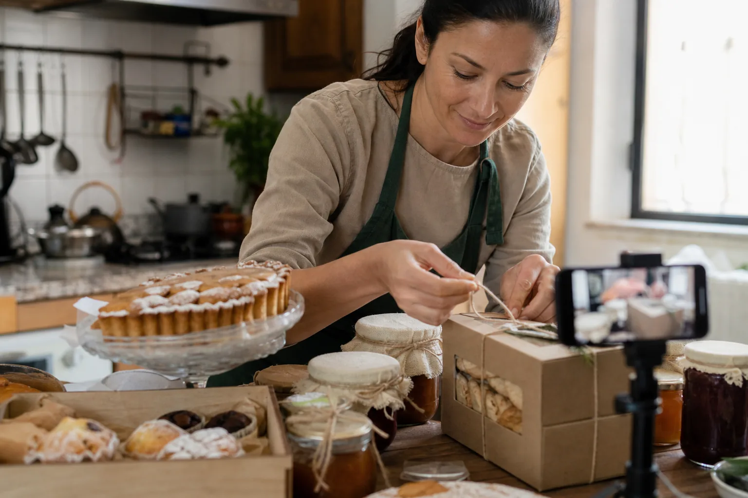 Vendere torte e conserve fatte in casa sui social: cosa dice la normativa italiana